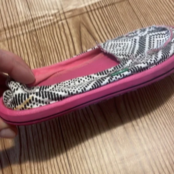 Girls Sanuk Slip On Shoes - Picture 3 of 8